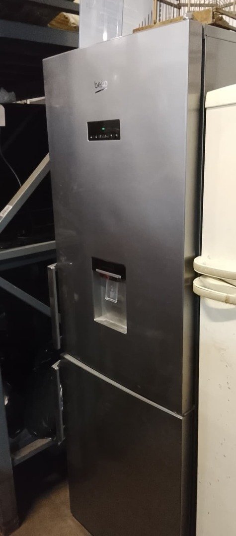 Heladera Beko Acero Inoxidable con Dispensador de Agua