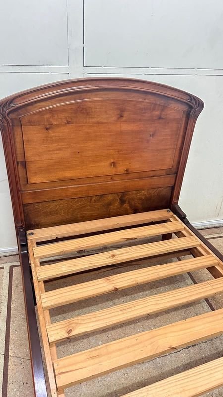 Cama antigua de madera con detalles - imagen 9