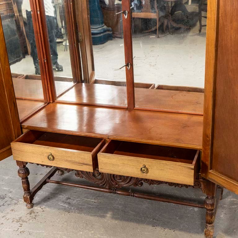 Bargueño estilo Tudor tallado con detalles en madera - imagen 3