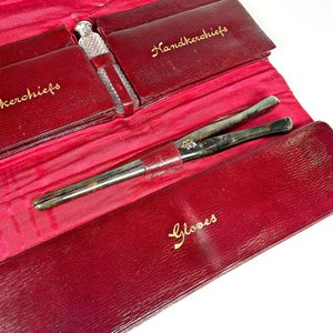 Cartera Inglesa de Cuero para Guantes con Pinza, Perfumero de Cristal, Plata y Carey - imagen 4