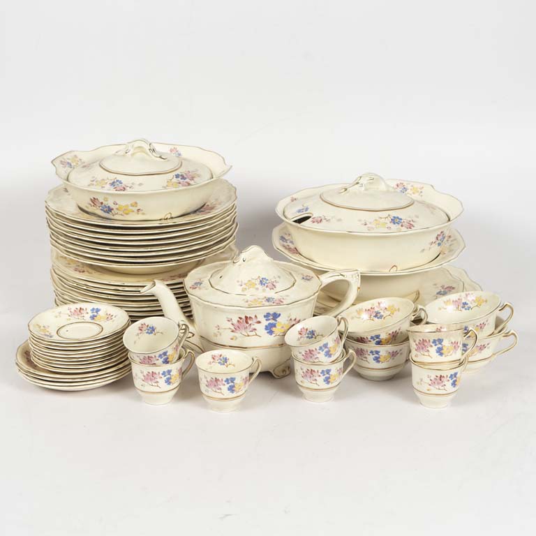 51 Piezas de loza inglesa Alfred Meakin. Fondo beige decorado flores con borde dorado. Algunas piezas manchadas y craqueladas, taza de café con cascadura, plato hondo con cascadura, 6 platos llanos con cascadura, plato de té con fisura. - Medidas: Plato hondo 26cm
