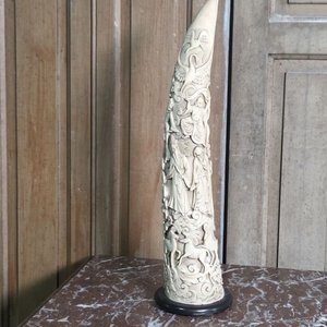 Colmillo Oriental Tallado en Pasta con Escenas Religiosas y Animales, 44 cm - imagen 3