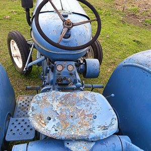 FORDSON MAJOR hay solo que ponerle bateria y andar, va con rastra, arado y disquera de 3 puntos, todo pronto para usar, el duño no dio muchas especificaciones sobre el pero parece ser del año 65 modelo fordson major E1A - imagen 16