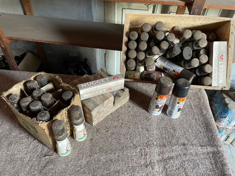 Lote de Artículos para Lustrar y Cuidar Calzado Nugget y Omega