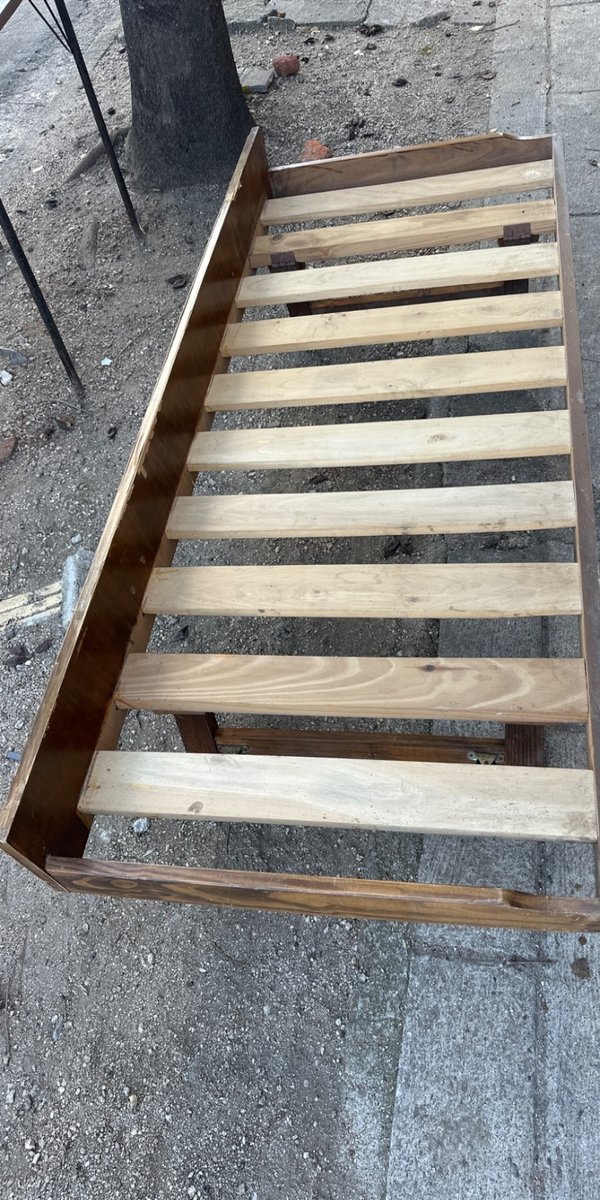 Cama de madera para una plaza