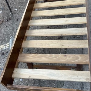 Lote siguiente: Cama de madera para una plaza