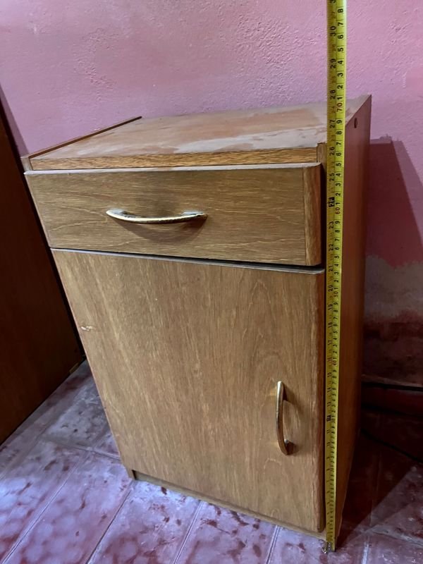 Muebles de Dormitorio: Cómoda y Mesa de Luz con Detalles de Desgaste - imagen 4