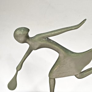 Figura Decorativa de Tenista en Metal con Base de Madera - imagen 2