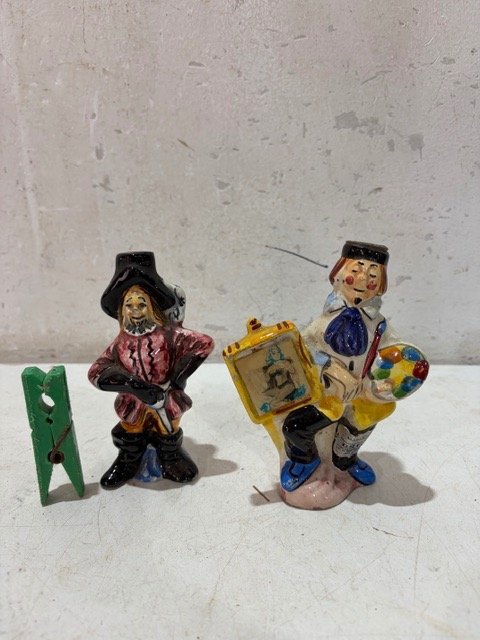 Pareja de Figuras Antiguas: Pintor y Caballero