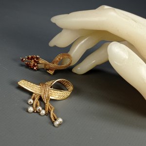 Dos Prendedores Dorados Estilo Lazo con Cadenas, Perlas y Piedras - imagen 3
