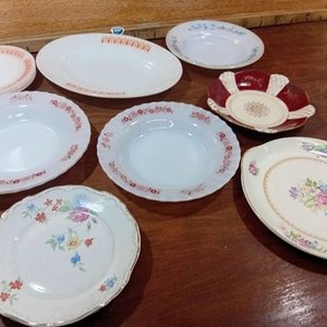Lote siguiente: Lote de 12 Platos Vintage de Vidrio y Cerámica con Diseños Florales
