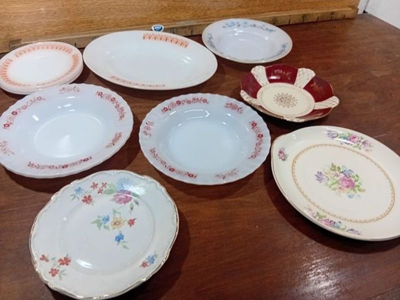 Lote de 12 Platos Vintage de Vidrio y Cerámica con Diseños Florales