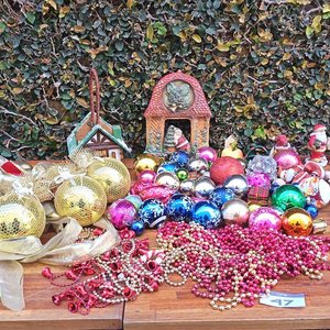 Lote Navideño: Adornos, Luces y Figuras de Pesebre - imagen 1