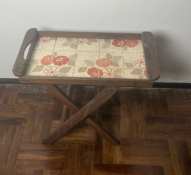 Mesa bandeja de madera con patrón floral