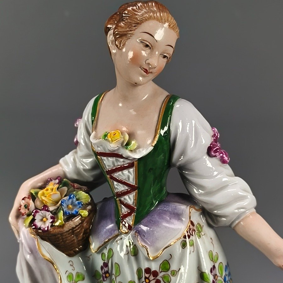 Figura de dama antigua en porcelana Sitzendorf - imagen 4