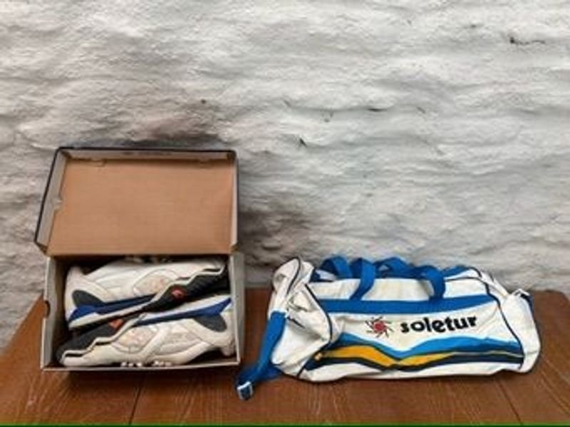 Lote siguiente: Calzado y bolso vintage Puma