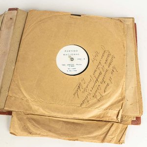 Lote anterior: Álbum con 4 discos con música del Partido Nacional: Tres árboles, Himno a Luis A. De Herrera entre otras.