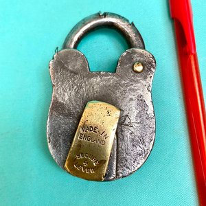 Lote siguiente: Antiguo candado ingles 8 cm de largo