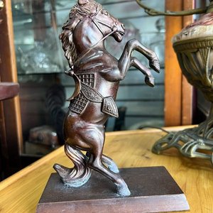 Figura Decorativa de Caballo en Metal Patinado Bronce con Base de Madera - imagen 4