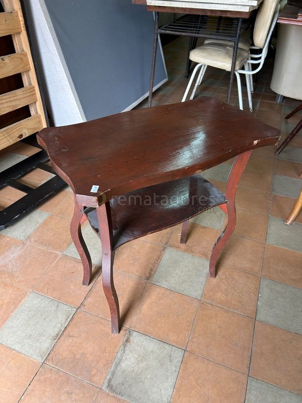 Mesa Auxiliar Antigua de Madera Oscura con Estante Inferior