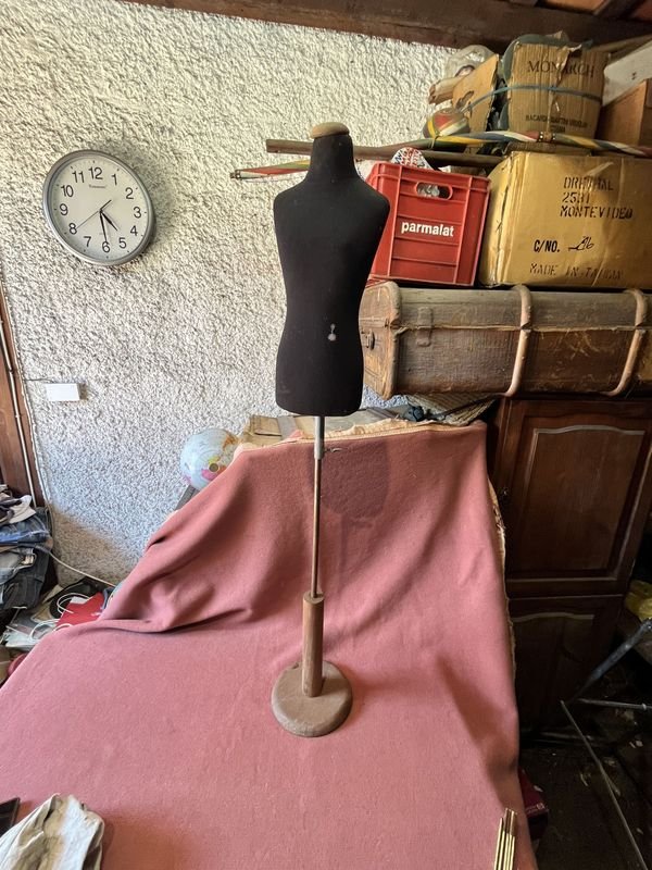 Antiguo maniqui de niño con base de madera - imagen 2