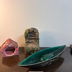Lote siguiente: Lote de Adornos Decorativos: Casita, Fuente y Barco