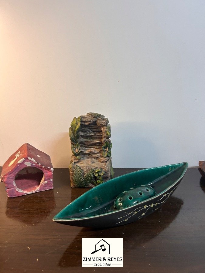 Lote de Adornos Decorativos: Casita, Fuente y Barco