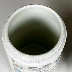 Par de frascos de farmacia en porcelana, superficie blanca, decorados en variado colorido con inscripciones. Alto 20 cm. - imagen 5