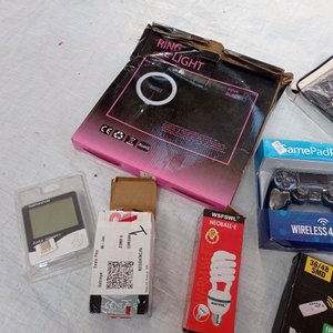Nueve piezas: aro de luz para selfie, control para consola, cartel led de bar, lampara led solar con sensor de movimiento y otros. - imagen 6