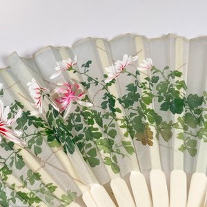 Abanico de Marfil y Seda con Decoración Floral y Abaniquera - imagen 4