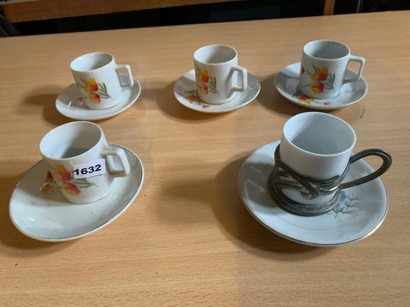 Lote de tazas de café con platillos y taza con agarre metálico - imagen 6