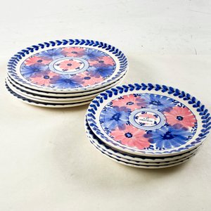 Lote siguiente: Nueve Platos de Cerámica Blancos con Diseño Floral Azul y Rosa