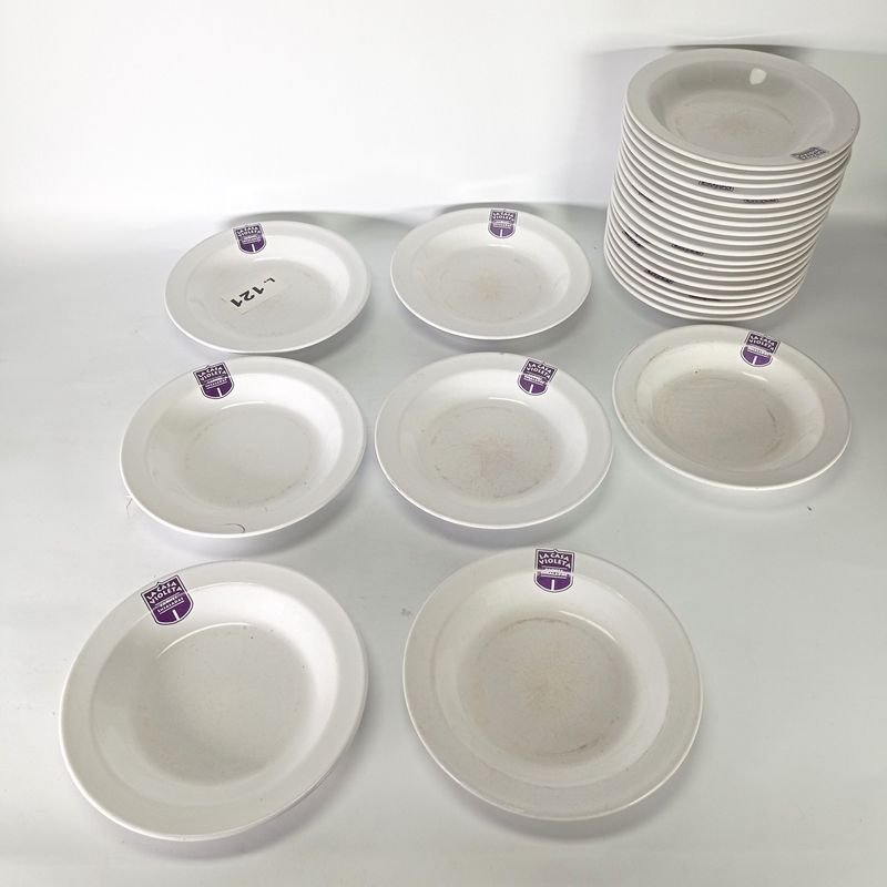 Lote siguiente: Platos de porcelana Olmos con logo de La Casa Violeta