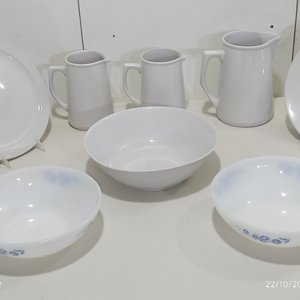 Set de 8 Piezas de Cerámica y Vidrio Blanco: Jarras, Platos y Bowls Decorados - imagen 5