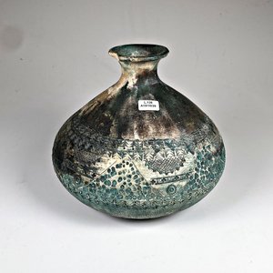 Florero de cerámica panzón firmado, 22 cm, con detalle en boca - imagen 2