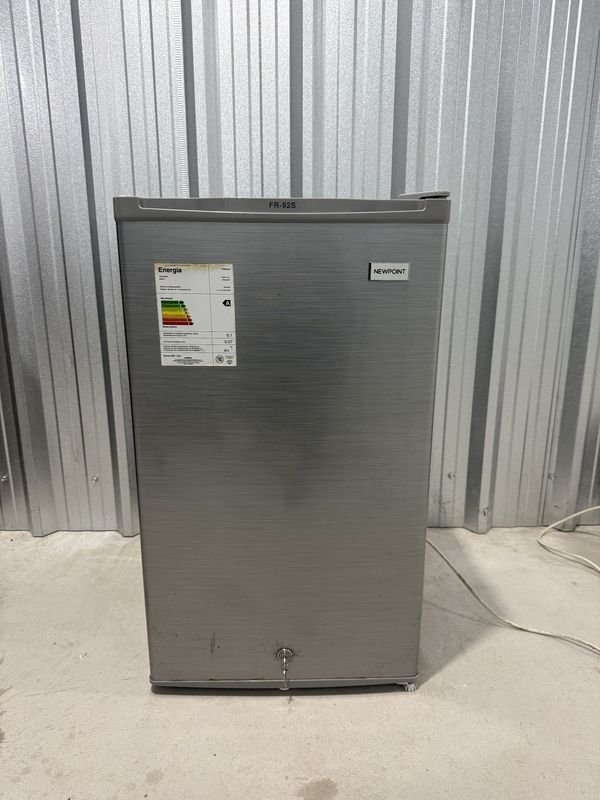 Heladera Minibar Newpoint FR-92S Plateada con Cerradura