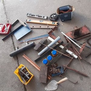 Cajón con Herramientas Varias: Niveles, Tuercas, Hierros y Más - imagen 3
