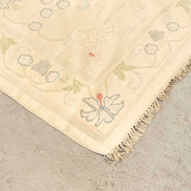 Alfombra kilim con diseños florales y detalles en los flecos - imagen 2