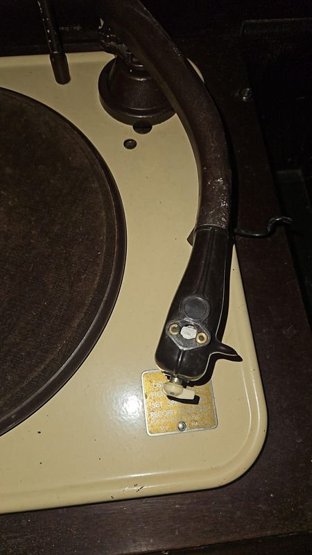 Tocadiscos modelo Carrard: Un reproductor de discos vintage en excelente estado - imagen 6