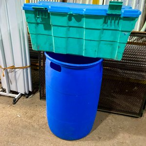 Dos Tarrinas Azules (180 y 200 Litros) y Baúl de PVC - imagen 2