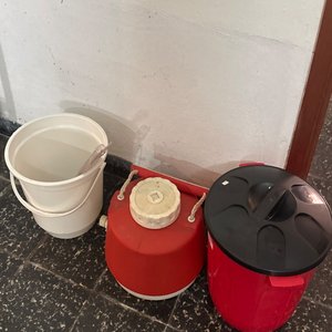 Lote siguiente: Juego de Papeleras Termo Rojas y Blancas