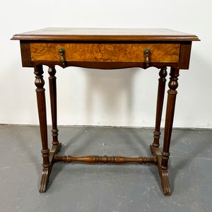 Lote anterior: Mesa Inglesa de Madera de Raíz con Cajón y Patas Acanaladas