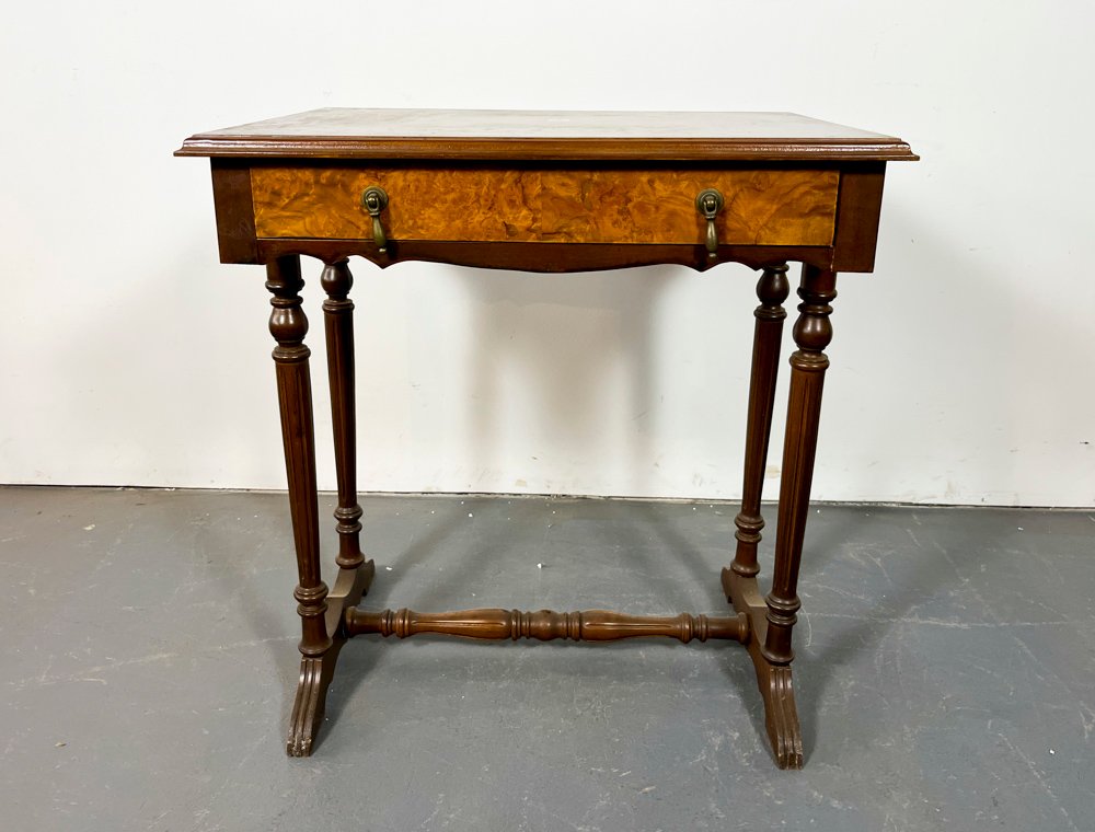 Mesa Inglesa de Madera de Raíz con Cajón y Patas Acanaladas
