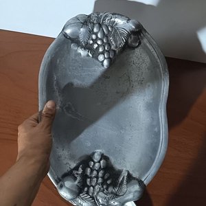 Par de Fuentes Ovaladas de Peltre con Diseño de Frutas - imagen 4