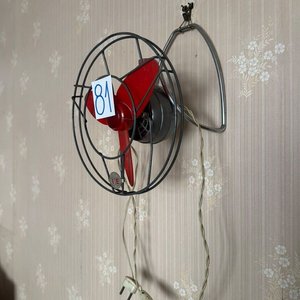 Ventilador Portátil Vintage con Rejilla Metálica y Aspas Rojas - imagen 2