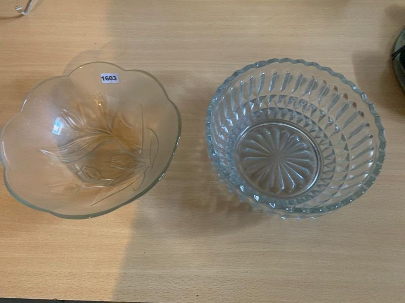 Lote siguiente: Bols de vidrio con diseños florales y ribbados