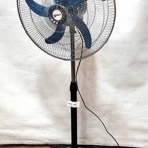 Ventilador de Pie Okey con Aspas Metálicas y Base Detallada - imagen 1