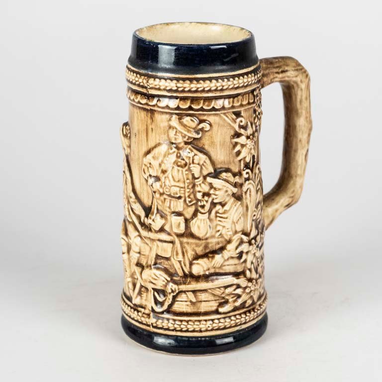 Jarra de cerveza de cerámica con escenas en relieve - imagen 2