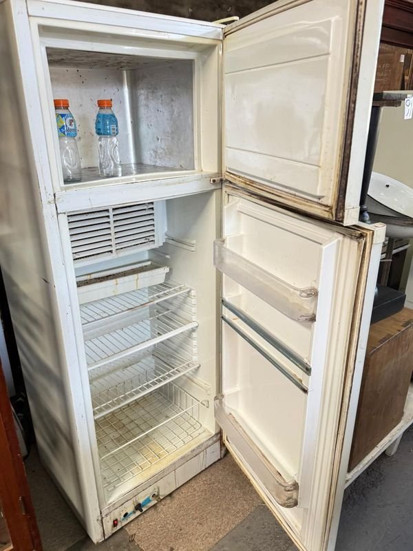 Refrigerador con congelador a gas y eléctrico en mal estado - imagen 4