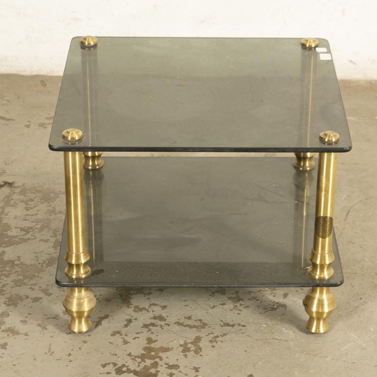 Mesa Auxiliar de Dos Niveles con Vidrios Tintados y Patas Doradas
